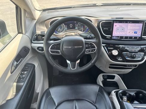 Used 2023 Chrysler Pacifica Touring-L FWD image 18