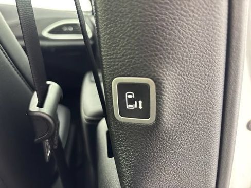 Used 2025 Chrysler Pacifica Select FWD image 28