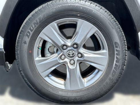 Used 2022 Toyota RAV4 XLE w/ Convenience Package FWD image 11