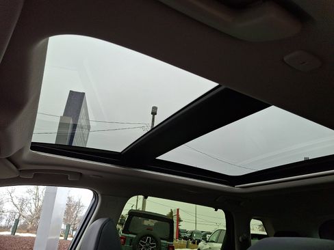 Used 2023 Nissan Rogue SV w/ SV Premium B Package image 14