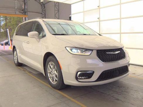 Used 2021 Chrysler Pacifica Touring image 3