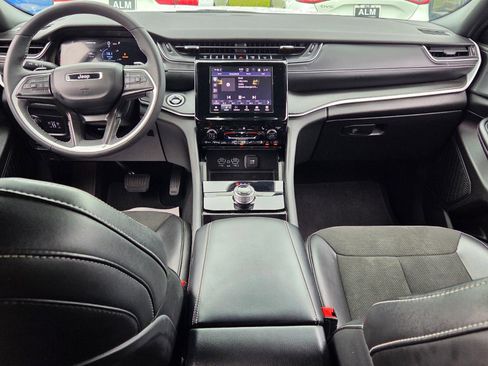 Used 2025 Jeep Grand Cherokee Altitude AWD/4WD image 8