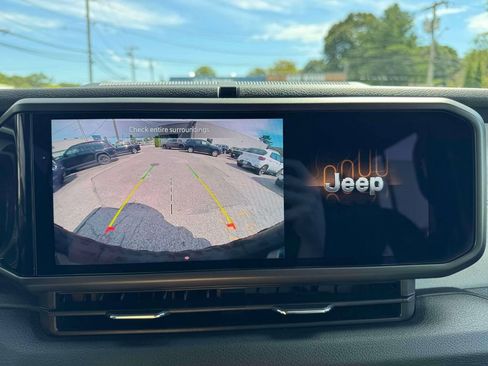 Used 2024 Jeep Wrangler Unlimited AWD/4WD image 27