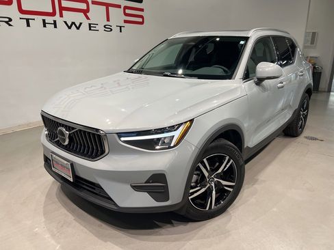 Used 2025 Volvo XC40 B5 Core image 2
