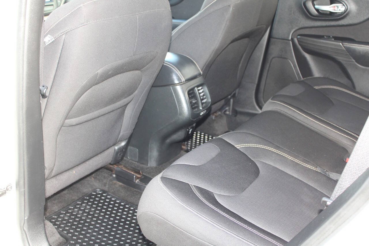 Used 2015 Jeep Cherokee Latitude w/ Comfort/Convenience Group AWD/4WD image 37