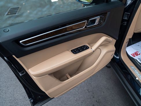 Certified 2022 Porsche Cayenne Platinum Edition image 15