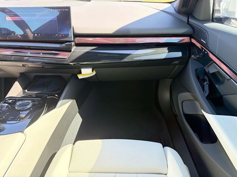 New 2026 BMW 550e xDrive w/ Executive Package image 19