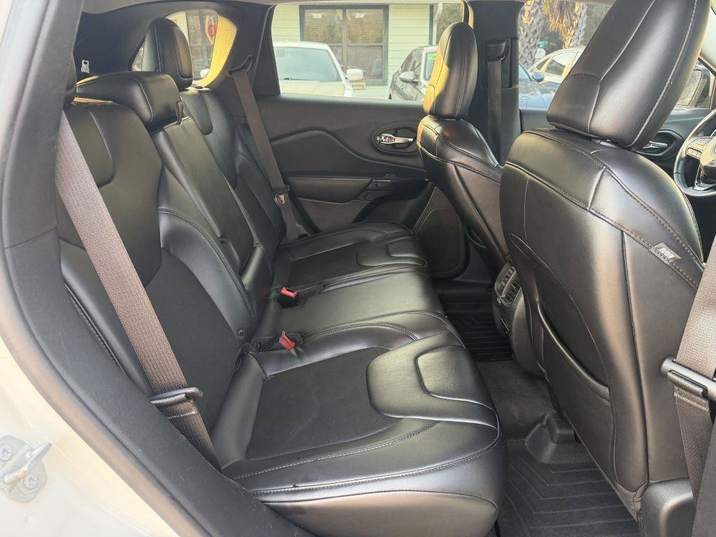 Used 2019 Jeep Cherokee Latitude Plus AWD/4WD image 10