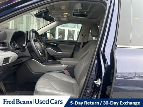 Used 2022 Toyota Highlander XLE image 17