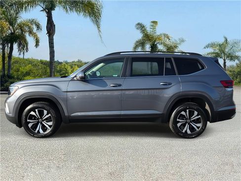Used 2025 Volkswagen Atlas SE image 2