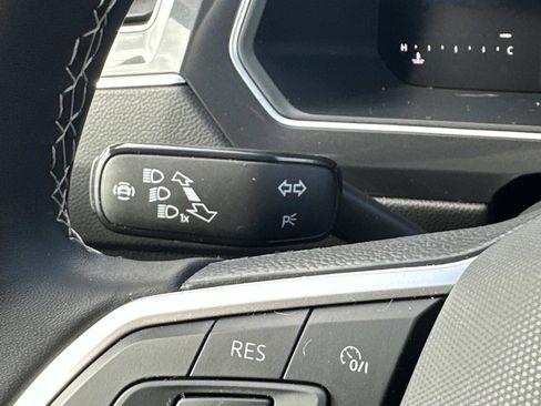 Used 2024 Volkswagen Tiguan SE image 25