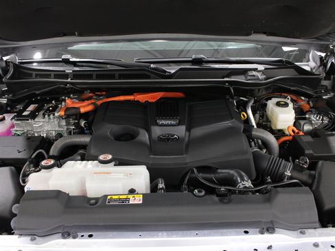 Used 2025 Toyota Sequoia Platinum AWD/4WD image 46