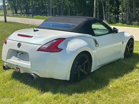 Used 2014 Nissan 370Z Touring RWD image 3