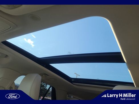 Used 2020 Ford Explorer Platinum w/ Premium Technology Package image 32