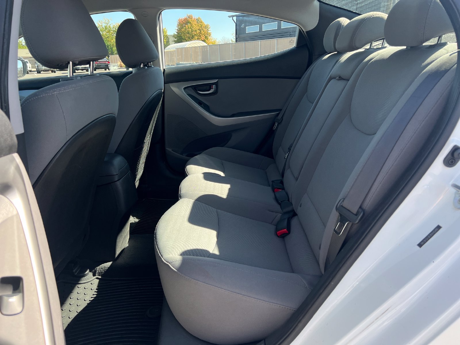 Used 2015 Hyundai Elantra SE FWD image 23