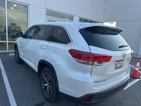 Used 2019 Toyota Highlander LE image 2