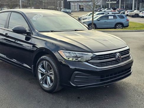 Used 2024 Volkswagen Jetta SE image 2