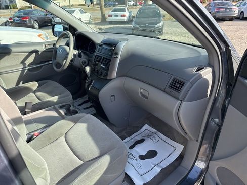 Used 2010 Toyota Sienna LE image 17