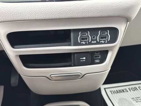 Used 2022 Chrysler Pacifica Touring-L FWD image 16