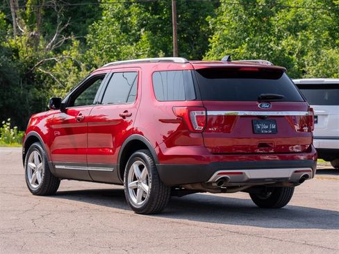 Used 2017 Ford Explorer XLT w/ Equipment Group 202A AWD/4WD image 7