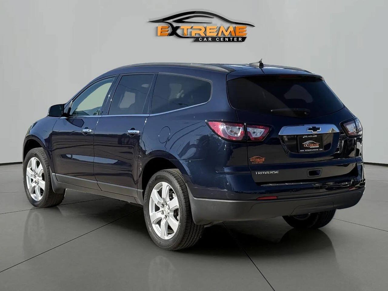 Used 2017 Chevrolet Traverse LT w/ Style and Technology Package FWD image 4