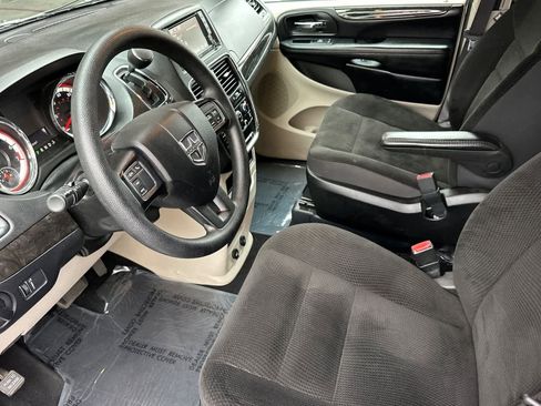 Used 2019 Dodge Grand Caravan SE w/ UConnect Hands-Free Group image 11