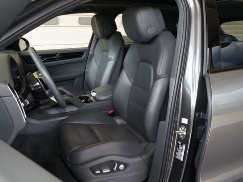 Used 2020 Porsche Cayenne S image 3