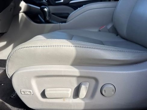 Used 2018 Toyota Highlander XLE image 14