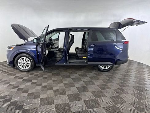 Used 2023 Kia Carnival LX FWD image 11