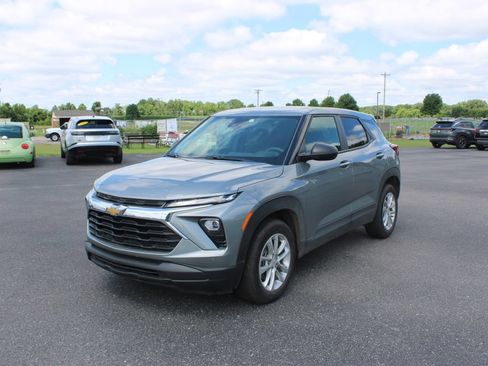 Used 2024 Chevrolet TrailBlazer LS w/ LS Convenience Package FWD image 4