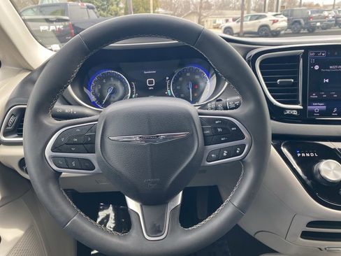 Used 2023 Chrysler Pacifica Touring-L FWD image 28