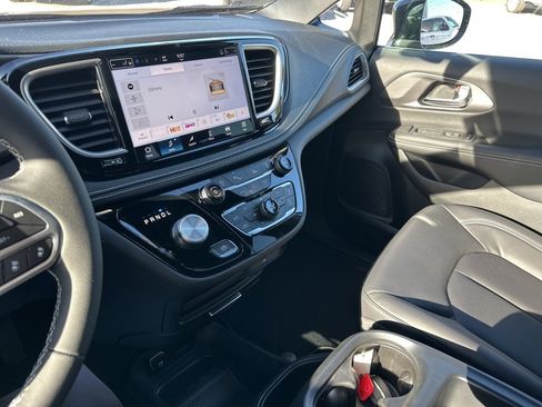 New 2026 Chrysler Pacifica Select image 67