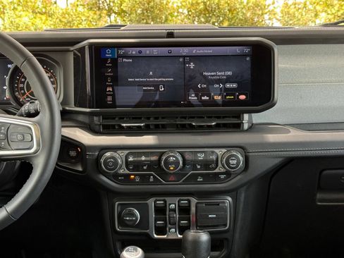 Used 2025 Jeep Wrangler Unlimited Sahara AWD/4WD image 18