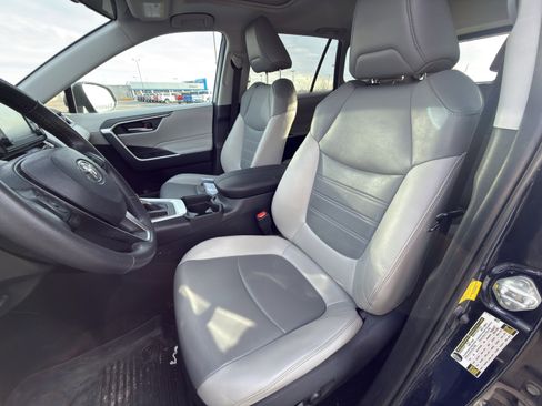 Used 2019 Toyota RAV4 XLE Premium image 9