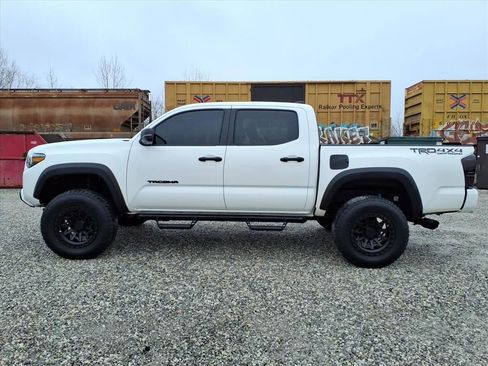 Used 2021 Toyota Tacoma TRD Off-Road w/ TRD Premium Off Road Package image 5