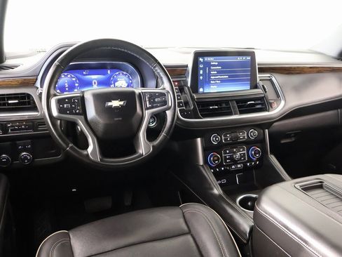 Used 2023 Chevrolet Suburban Premier image 2
