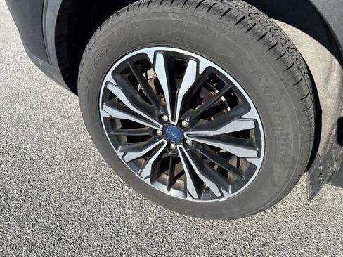 Used 2021 Ford Escape SE w/ SE Sport Appearance Package image 9