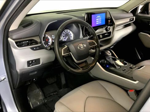 Used 2023 Toyota Highlander XLE image 18