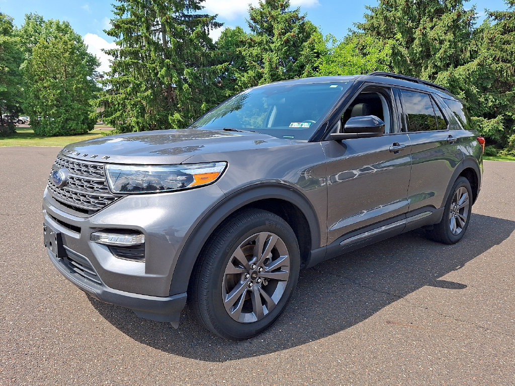 Used 2023 Ford Explorer XLT w/ Equipment Group 202A AWD/4WD image 3
