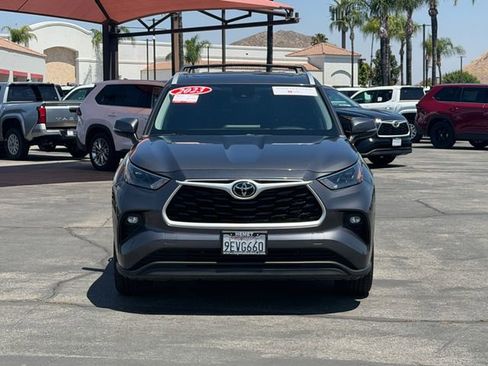 Used 2023 Toyota Highlander XLE FWD image 2