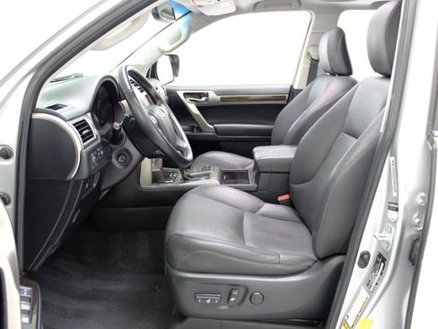 Used 2017 Lexus GX 460 image 33