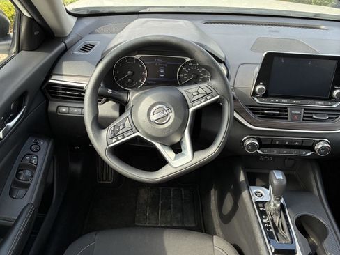 Used 2025 Nissan Altima 2.5 SV AWD/4WD image 2