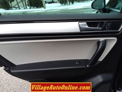 Used 2017 Volkswagen Touareg Wolfsburg Edition image 28