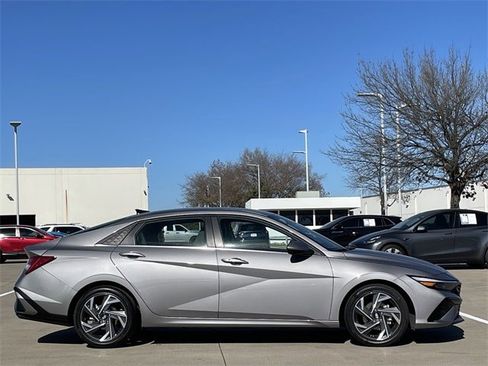 Used 2025 Hyundai Elantra SEL image 3