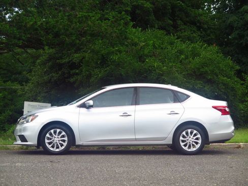 Used 2019 Nissan Sentra SV FWD image 2