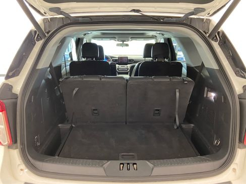 Used 2022 Ford Explorer XLT w/ Equipment Group 202A image 10