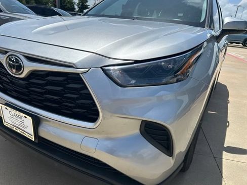 Used 2022 Toyota Highlander L FWD image 4