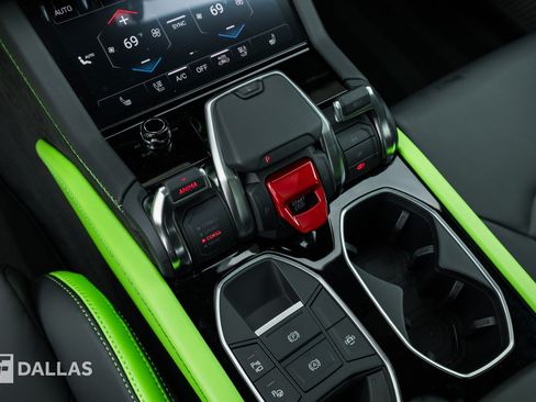 Used 2025 Lamborghini Urus Performante AWD/4WD image 27