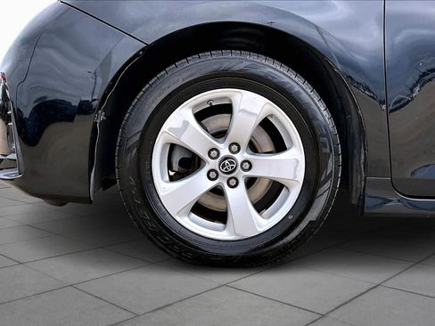 Used 2018 Toyota Sienna LE image 10