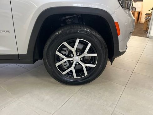 Used 2024 Jeep Grand Cherokee L Limited w/ Luxury Tech Group II image 32